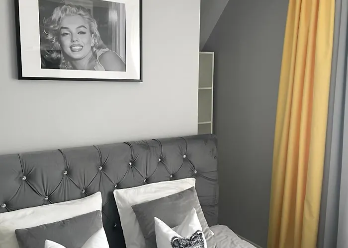 Marilyn Monroe *